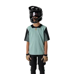 Tienerschirt Youth Defend